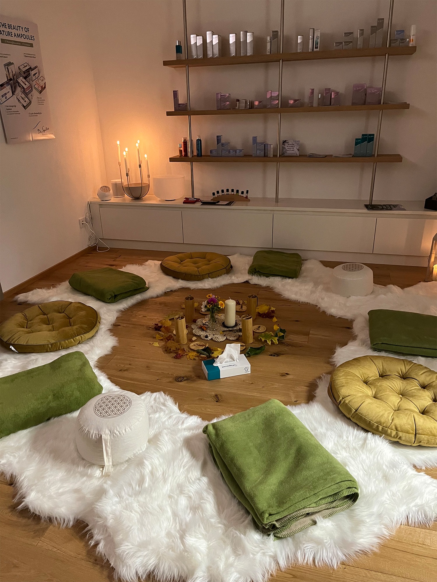 Women Circle, ein Kreis aus Lammfell, mit Kissen und Kerzen dekoriert im Kosmetik- und Wellnessstudio Hautnah in Öpfingen